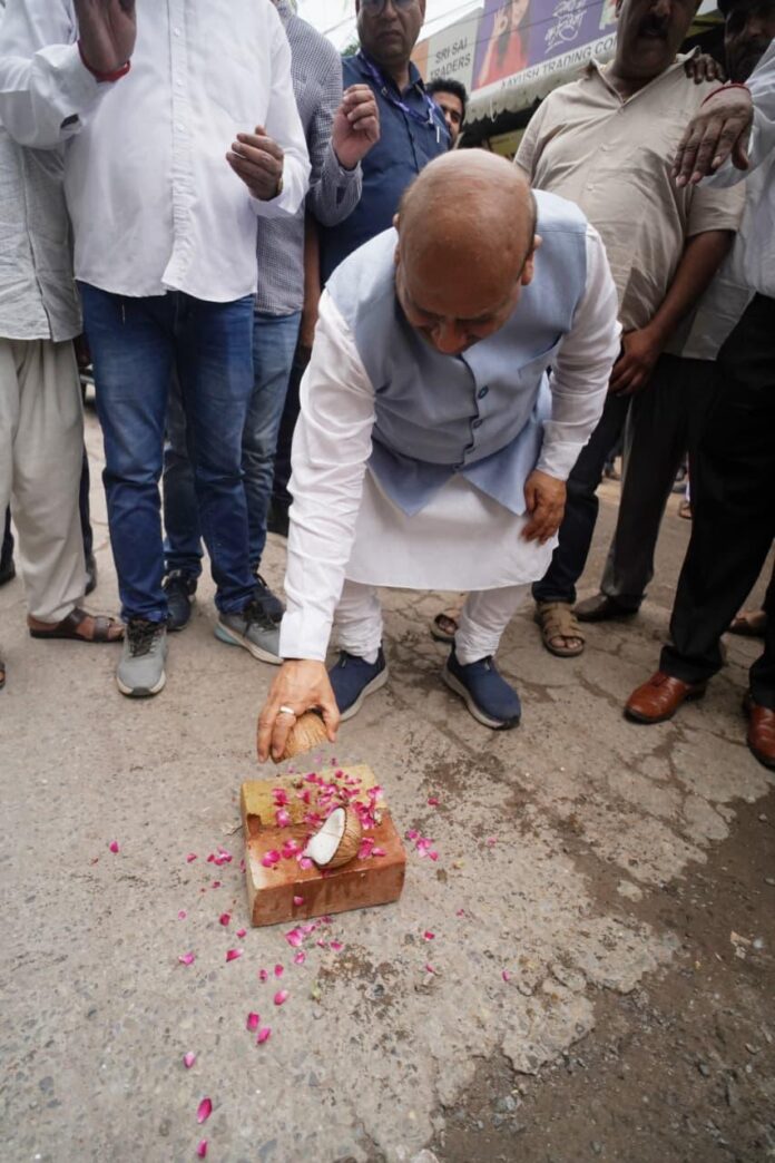 दिल्ली विधानसभा अध्यक्ष विजेंद्र गुप्ता विभिन्न नागरिक अवसंरचना परियोजनाओं का उद्घाटन करते हुए।