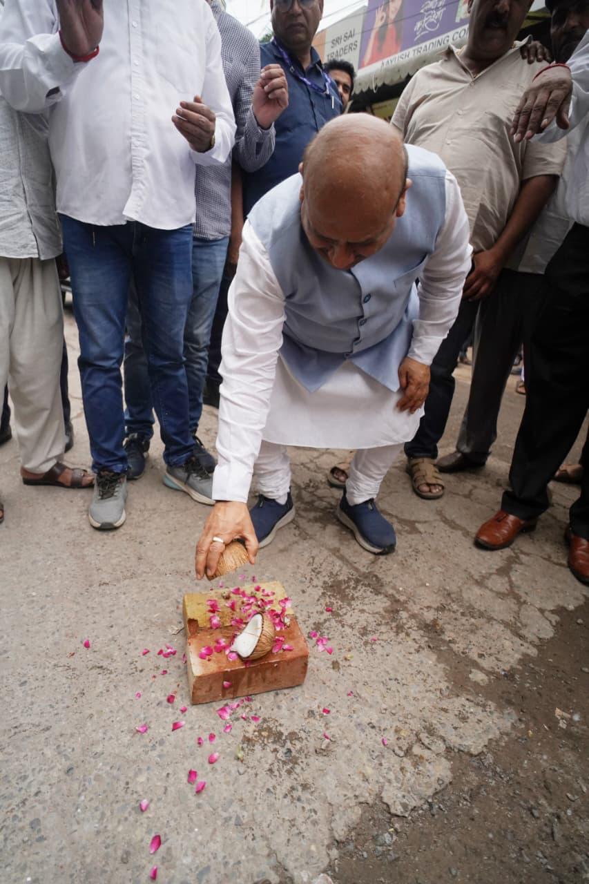दिल्ली विधानसभा अध्यक्ष विजेंद्र गुप्ता विभिन्न नागरिक अवसंरचना परियोजनाओं का उद्घाटन करते हुए। दिल्ली विधानसभा अध्यक्ष विजेंद्र गुप्ता विभिन्न नागरिक अवसंरचना परियोजनाओं का उद्घाटन करते हुए।