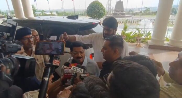 निर्दलीय प्रत्याशी परिमल नाथवानी