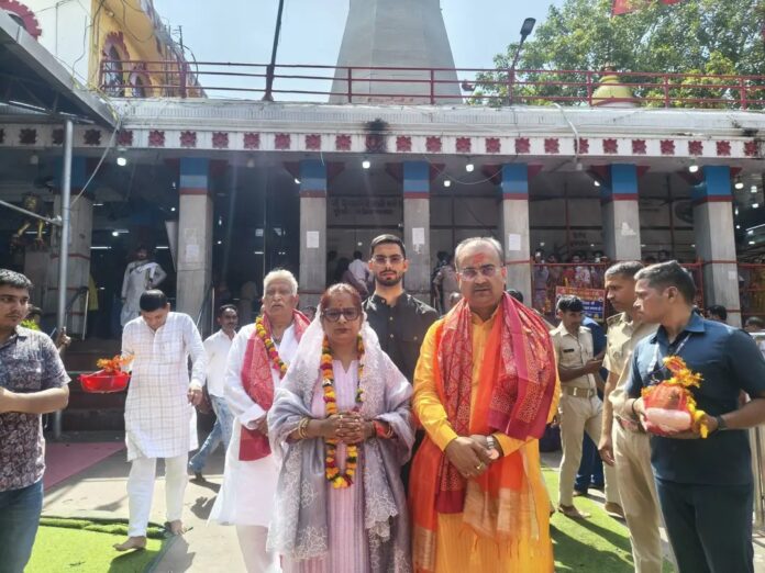 मां विंध्यवासिनी के दर्शन-पूजन के बाद बिहार के पूर्व स्वास्थ्य मंत्री मंगल पांडेय की वापसी मां विंध्यवासिनी के दर्शन-पूजन के बाद बिहार के पूर्व स्वास्थ्य मंत्री मंगल पांडेय की वापसी