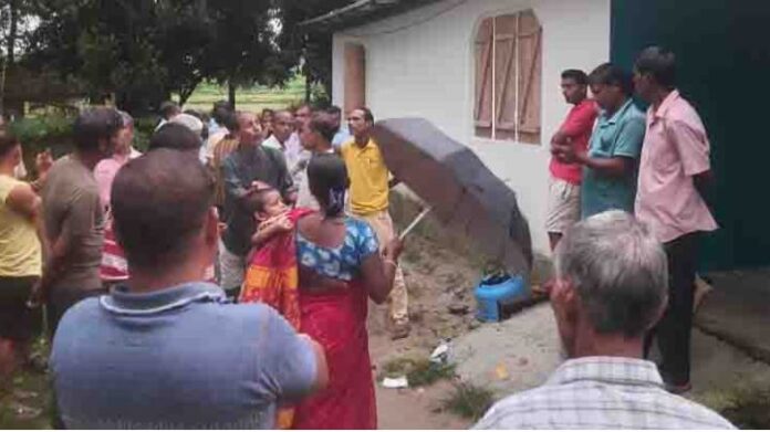 नेता के घर के सामने विरोध प्रदर्शन