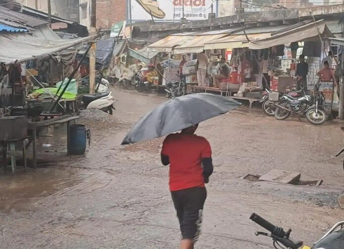 बारिश और ओलावृष्टि से किसानों की फसलें खराब