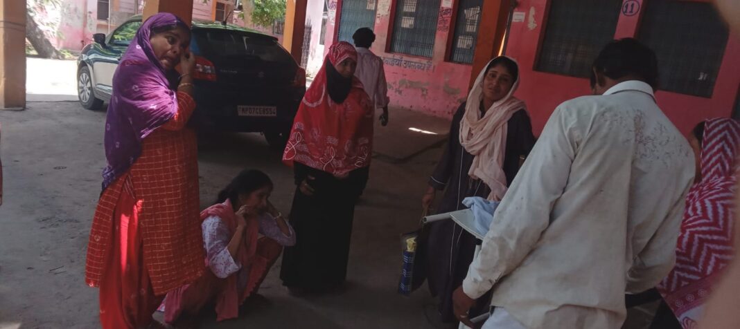 दुखद हादसा: अस्पताल में रोते-बिलखते परिजन, जानें क्या है पूरी खबर अस्पताल में रोते बिलखते परिजन