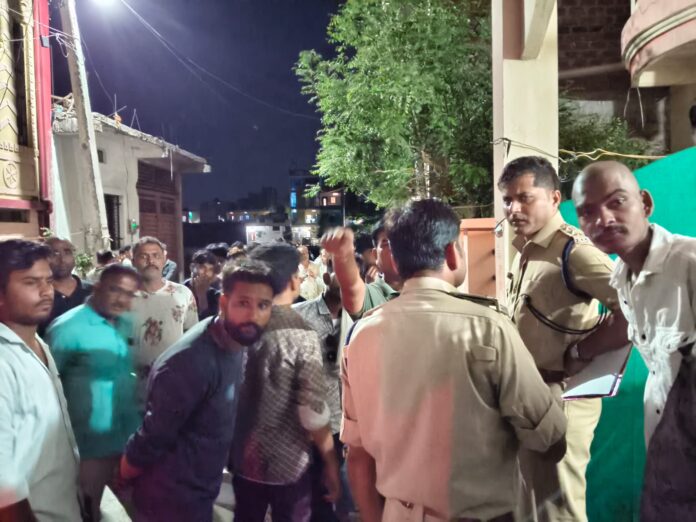 मां फंदे पर लटकी मिली, बेटी का शव पानी के टेंक में मिला