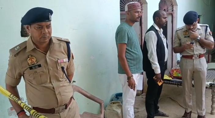 पुलिस टीम ने घटनास्थल पर पहुंचकर जांच शुरू की पुलिस घटनास्थल पर जांच