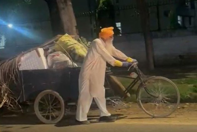 चंडीगढ़ में सफाई करते हुए इंद्रजीत सिंह सिद्धू चंडीगढ़ में सफाई करते हुए इंद्रजीत सिंह सिद्धू