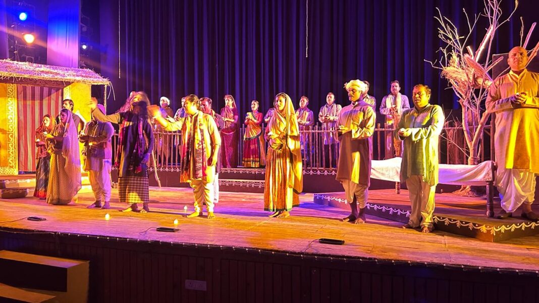 धर्मशाला में बाबूजी नाटक का मंचन करते कलाकारों ने दर्शकों को मंत्रमुग्ध कर दिया। धर्मशाला में बाबूजी नाटक का मंचन