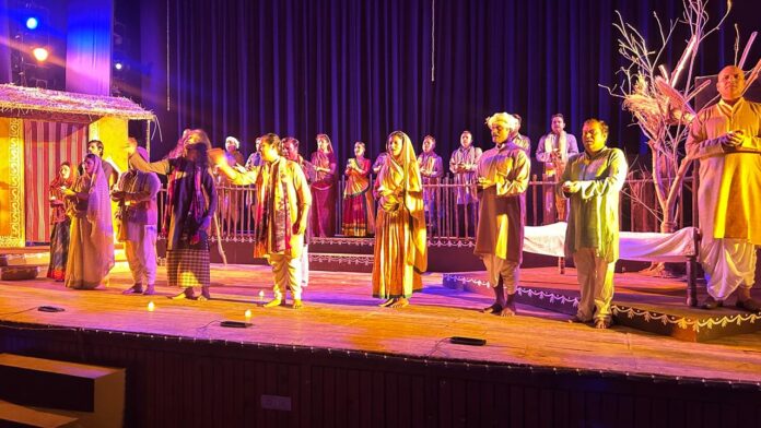 धर्मशाला में बाबूजी नाटक का मंचन