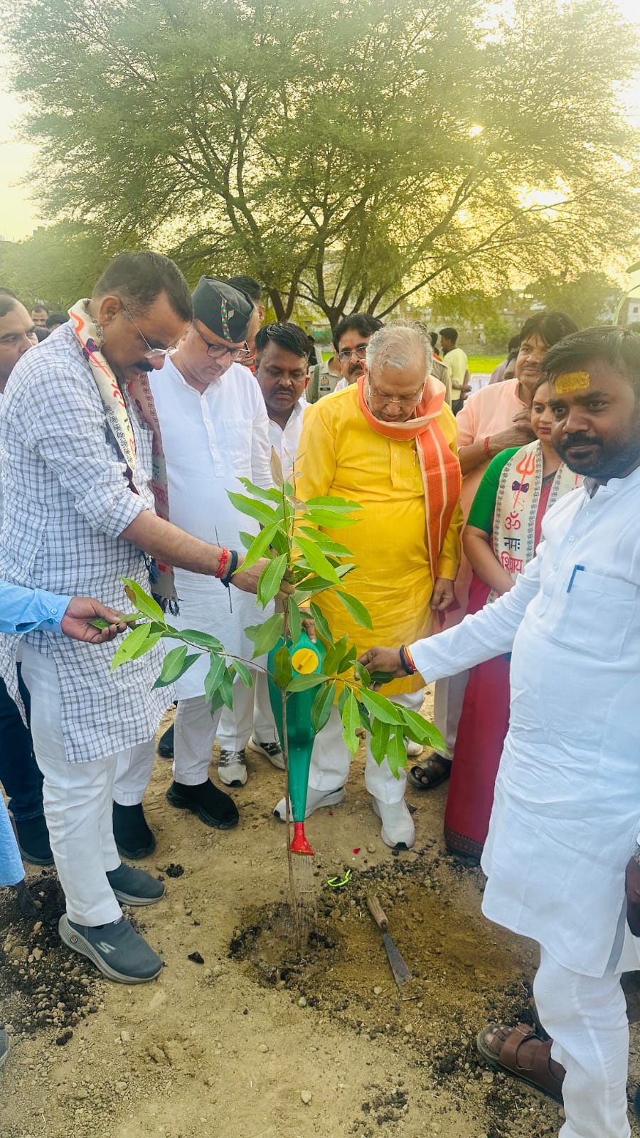 सारंगतालाब में पौधारोपण करते प्रभारी मंत्री सुरेश खन्ना और महापौर सारंगतालाब में पौधारोपण करते प्रभारी मंत्री सुरेश खन्ना और महापौर