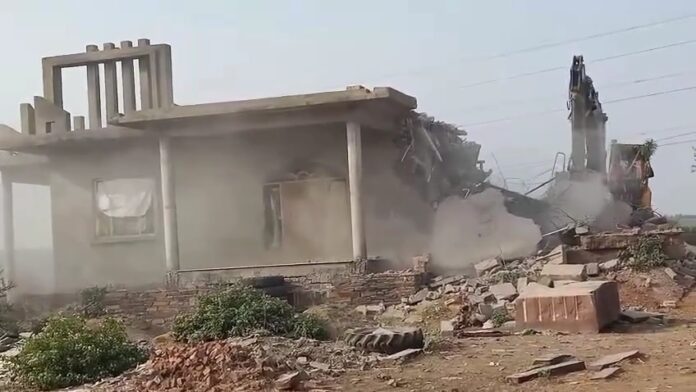 भीलवाड़ा में एमडी ड्रग फैक्ट्री पर चला बुलडोजर, चंपापुर की पहाड़ियों में अवैध फार्म हाउस ध्वस्त, करोड़ों के नशे के नेटवर्क क… भीलवाड़ा में एमडी ड्रग फैक्ट्री पर चला बुलडोजर, चंपापुर की पहाड़ियों में अवैध फार्म हाउस ध्वस्त, करोड़ों के नशे के नेटवर्क क…