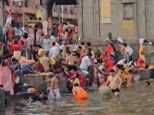 उज्जैन के पवित्र घाटों पर उमड़ा जनसैलाब, श्रद्धालुओं की भारी भीड़ उज्जैन के घाट पर श्रद्धालुओं की भारी भीड़