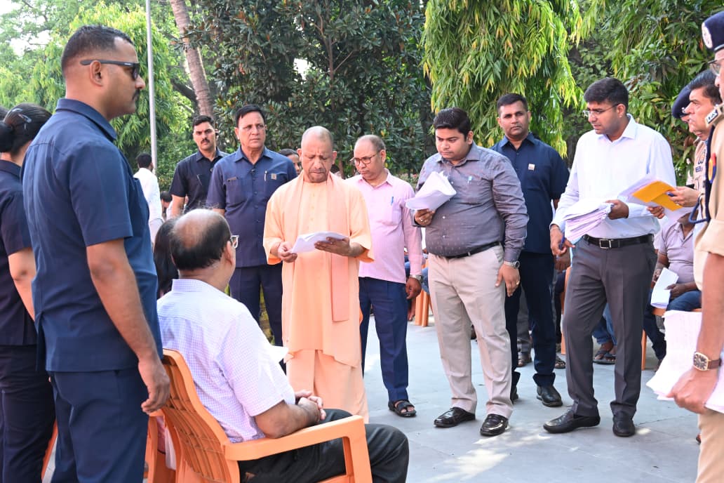 मुख्यमंत्री ने गोसेवा के साथ किया बच्चों से संवाद, मंदिर परिसर में बिताया खास समय मुख्यमंत्री गोसेवा मंदिर में