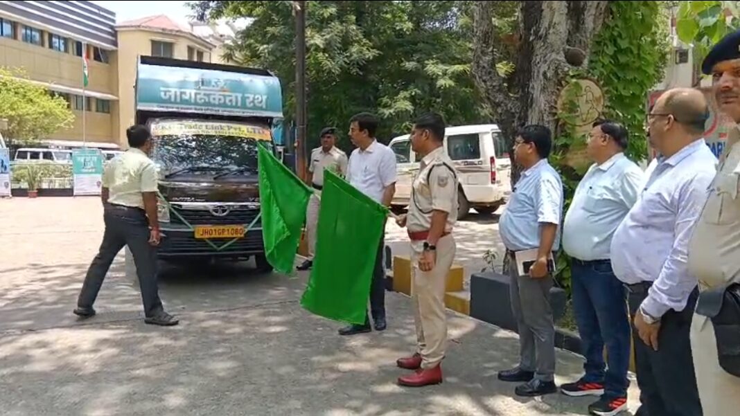 रथ को हरी झंडी दिखाते उपायुक्त राजीव रंजन और एसएसपी पीयूष पांडेय रथोत्सव की तैयारी में उपायुक्त और एसएसपी