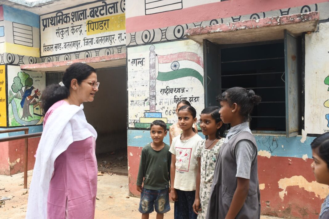 कलेक्टर स्कूल में बच्चों से बातचीत
