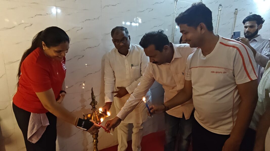 दीप प्रज्वलन समारोह में शामिल हुए राज्य मंत्री गिरीश चंद्र यादव और बीजेपी महामंत्री पीयूष गुप्ता दीप प्रज्वलन समारोह में शामिल हुए राज्य मंत्री गिरीश चंद्र यादव और बीजेपी महामंत्री पीयूष गुप्ता