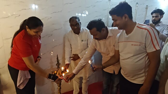 दीप प्रज्वलन समारोह में शामिल हुए राज्य मंत्री गिरीश चंद्र यादव और बीजेपी महामंत्री पीयूष गुप्ता