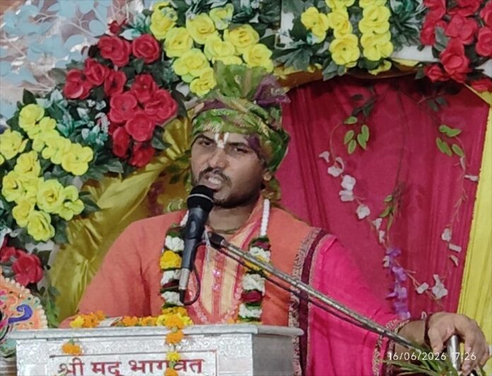 भागवत कथा सुनाते श्री वत्सल जी महराज