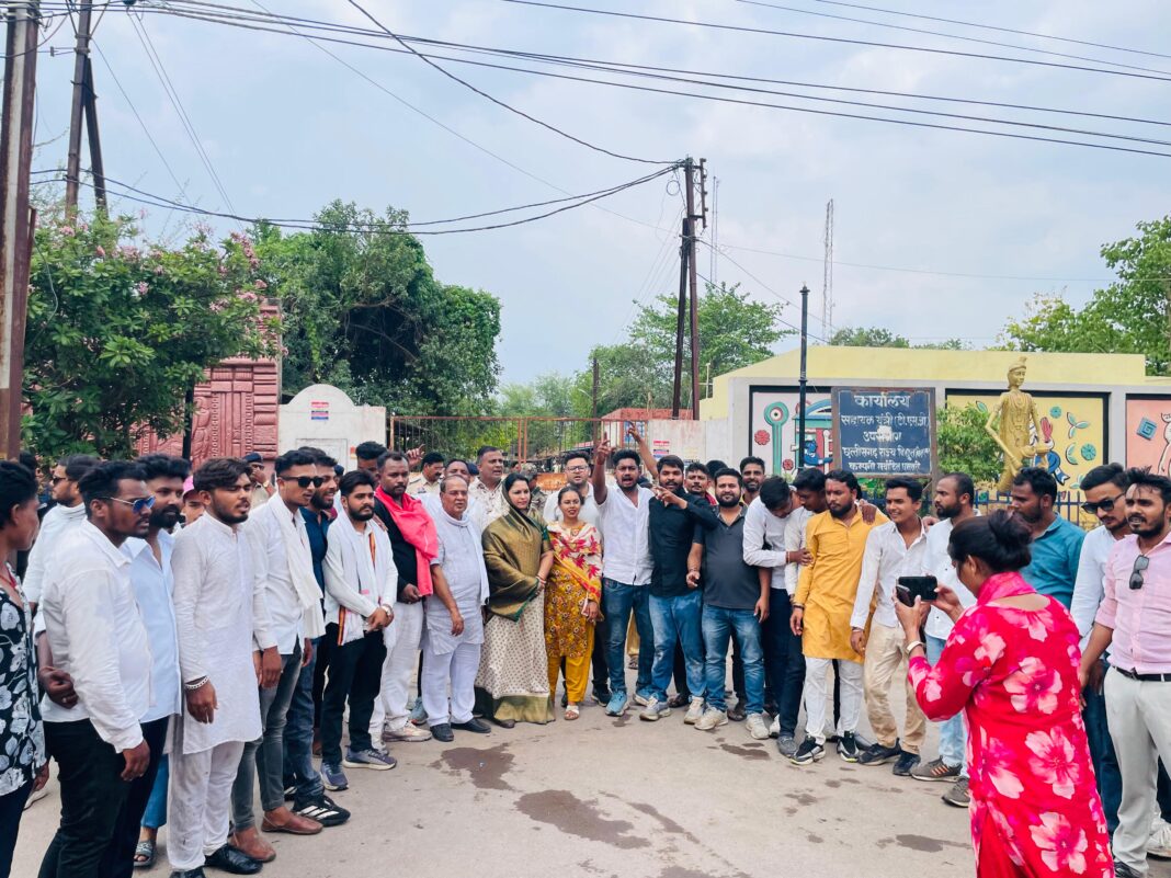 एनएसयूआई कार्यकर्ताओं ने पुतला दहन के माध्यम से विरोध प्रदर्शन किया एनएसयूआई कार्यकर्ता पुतला दहन