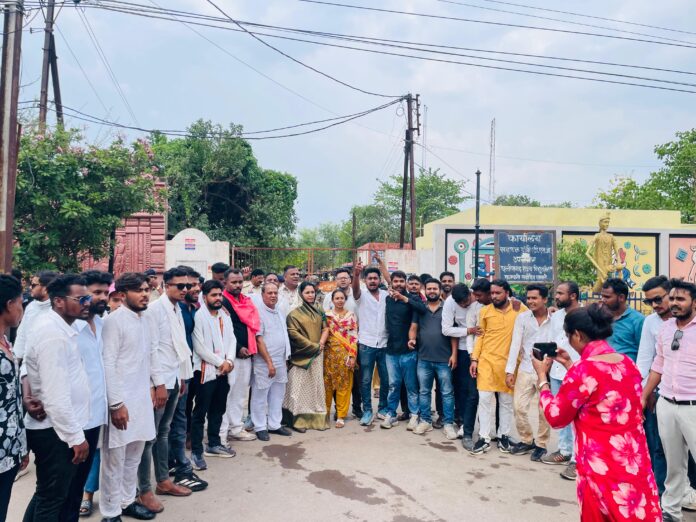 एनएसयूआई कार्यकर्ता पुतला दहन एनएसयूआई कार्यकर्ता पुतला दहन