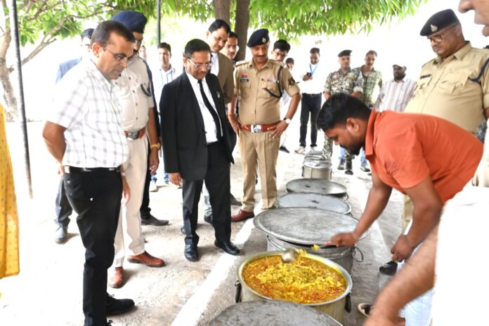 प्रशासन की सख्ती: प्रधान जिला न्यायाधीश, कलेक्टर व पुलिस अधीक्षक ने किया जिला जेल का औचक निरीक्षण