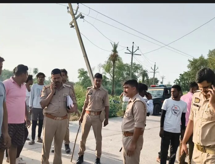 पुलिस घटनास्थल पर जांच करते हुए पुलिस घटनास्थल पर जांच करते हुए