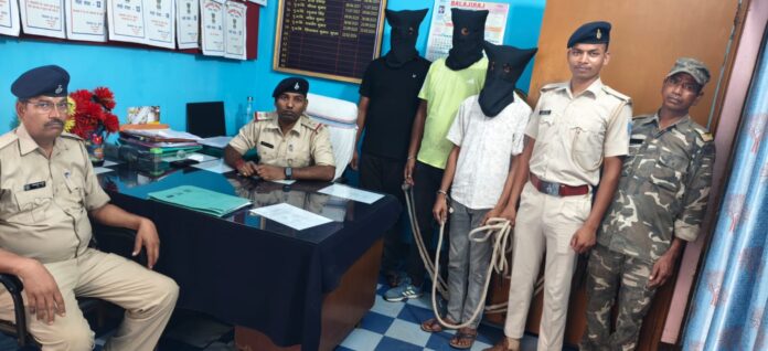 गिरफ्तार चोरों के साथ पुलिस अधिकारी गिरफ्तार चोरों के साथ पुलिस अधिकारी