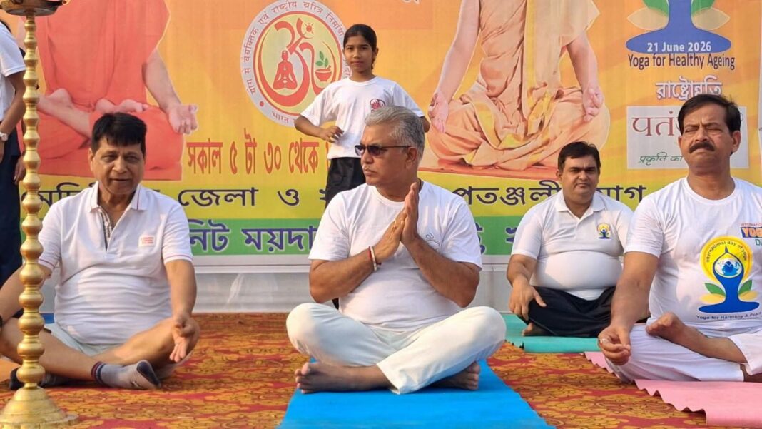 कोलकाता में योग शिविर में शामिल हुए मंत्री दिलीप घोष और उद्योगपति सज्जन पटवारी कोलकाता में योग शिविर में शामिल हुए मंत्री दिलीप घोष और उद्योगपति सज्जन पटवारी