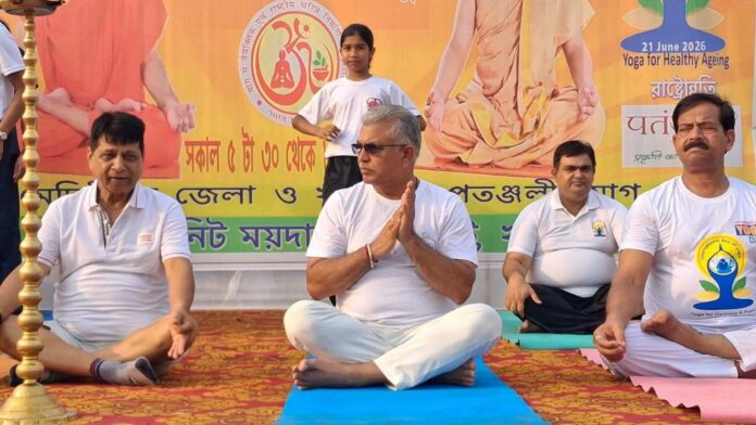 कोलकाता में योग शिविर में शामिल हुए मंत्री दिलीप घोष और उद्योगपति सज्जन पटवारी