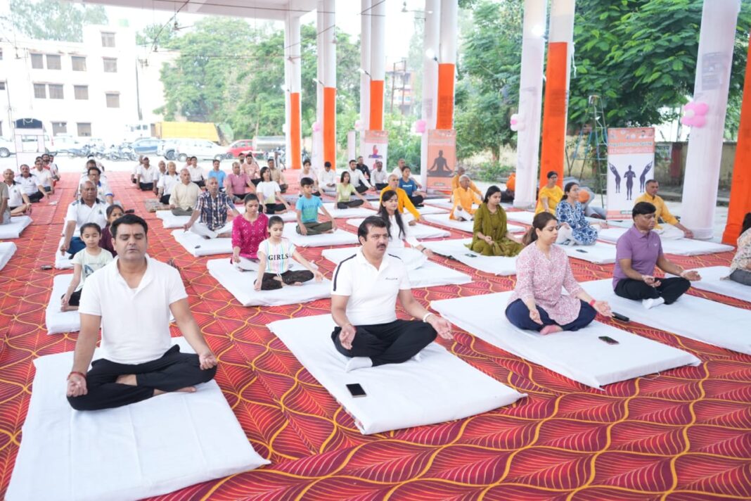 योग करते हुए जिलाधिकारी और सीडीओ, साकेन्द्र प्रताप ने दिखाया योग का महत्व
