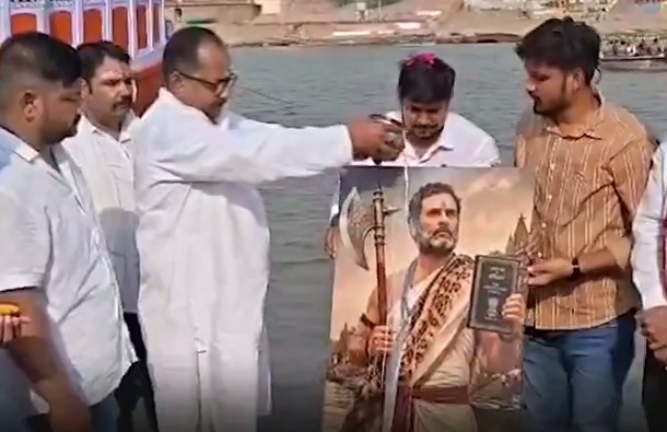 गंगा घाट पर राहुल गांधी की पूजा, यूथ कांग्रेस कार्यकर्ताओं ने किया दुग्धाभिषेक राहुल गांधी की पूजा, दुग्धाभिषेक