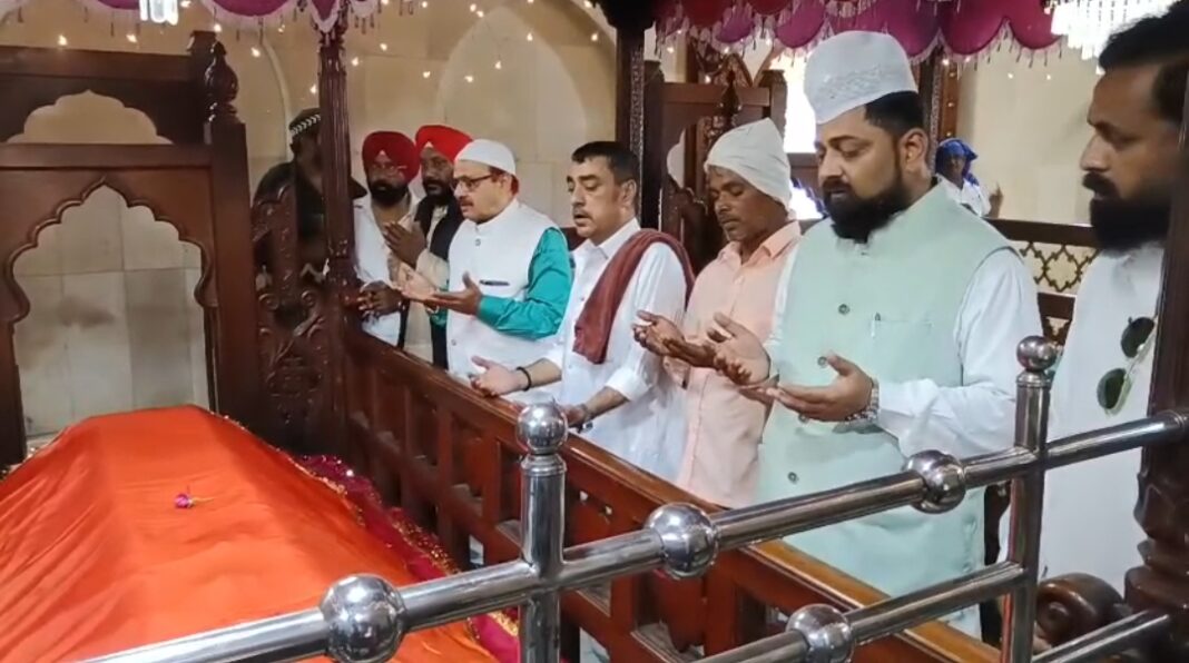 चुना शाह बाबा मजार पर उमड़ा अल्पसंख्यक समुदाय का सैलाब, चादरपोशी और दुआ के साथ मनाया गया वार्षिक उत्सव चुना शाह बाबा मजार पर चादरपोशी