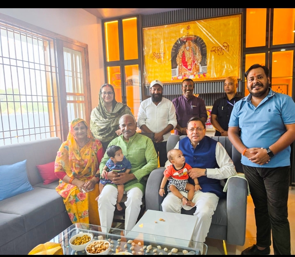 मुख्यमंत्री धामी विधायक अरविंद पांडेय के आवास पर परिजन के साथ। मुख्यमंत्री धामी विधायक अरविंद पांडेय के आवास पर परिजन के साथ।