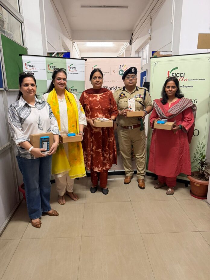 ट्रैफिक पुलिस कर्मियों को वितरित किए नेक फैन व पावर बैंक ट्रैफिक पुलिस कर्मियों को वितरित किए नेक फैन व पावर बैंक