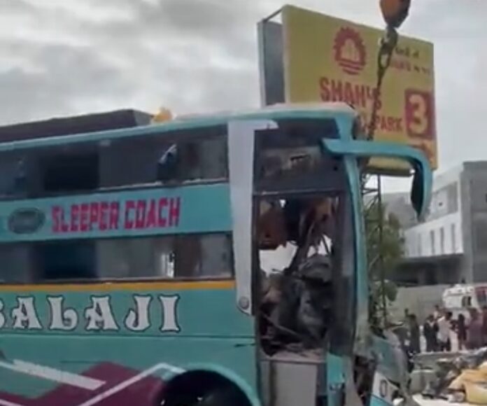 ट्रक और बस की टक्कर में 6 लोगों की मौत