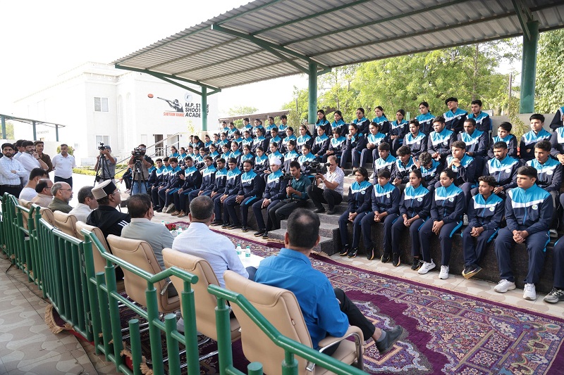 धर्मेन्द्र प्रधान मप्र खेल अकादमी में खिलाड़ियों से संवाद करते हुए धर्मेन्द्र प्रधान मप्र खेल अकादमी में खिलाड़ियों से संवाद करते हुए