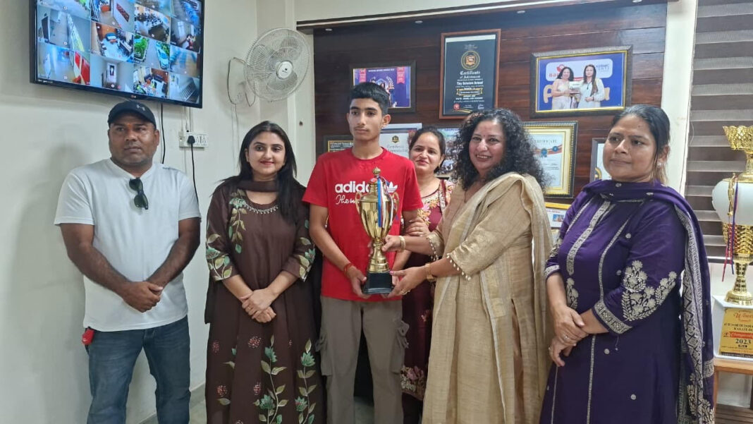 टिनी स्कॉलर्स स्कूल के छात्र का नेशनल बॉक्सिंग चैंपियनशिप में चयन, स्कूल को मिला गौरव। टिनी स्कॉलर्स स्कूल के छात्र का नेशनल बॉक्सिंग चैंपियनशिप में चयन, स्कूल को मिला गौरव।