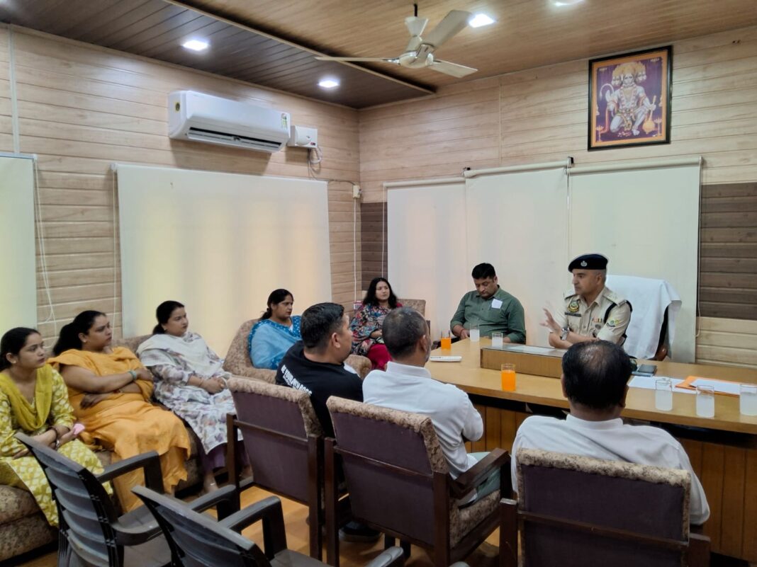 नूरपुर में उच्चस्तरीय बैठक: एसपी सहित कई अधिकारी मौजूद नूरपुर में उच्चस्तरीय बैठक: एसपी सहित कई अधिकारी मौजूद