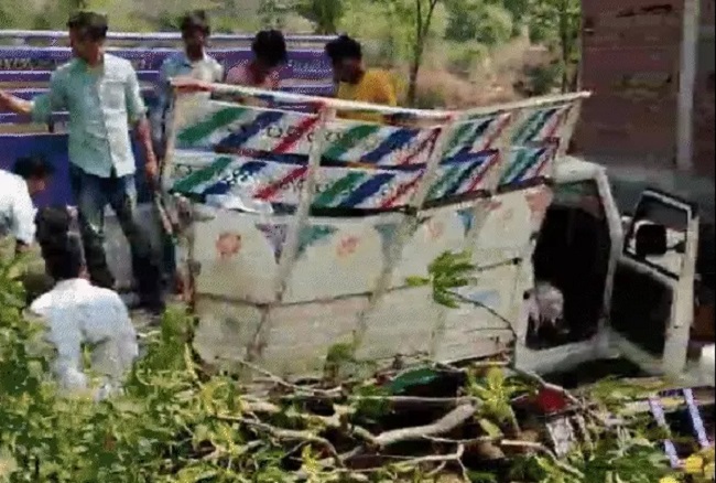 दुर्घटनाग्रस्त पिकअप वाहन का दर्दनाक हादसा पिकअप वाहन दुर्घटना
