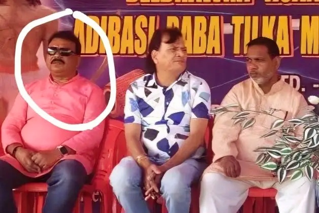 तृणमूल पार्षद गिरफ्तार! आवास से तिरपाल बरामद होने पर बढ़ीं मुश्किलें तृणमूल पार्षद गिरफ्तार! आवास से तिरपाल बरामद होने पर बढ़ीं मुश्किलें