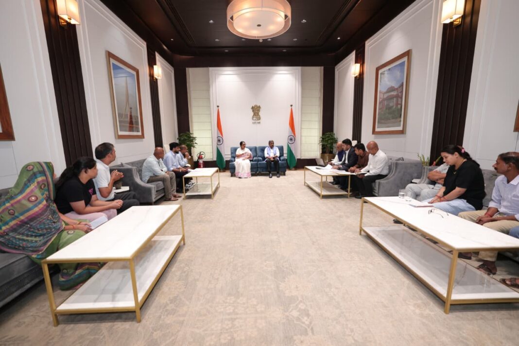 मुख्यमंत्री रेखा गुप्ता ने मालवीय नगर और सैदुलाजाब के पीड़ित परिवारों से की मुलाकात मुख्यमंत्री रेखा गुप्ता पीड़ित परिवारों से मिलती हैं