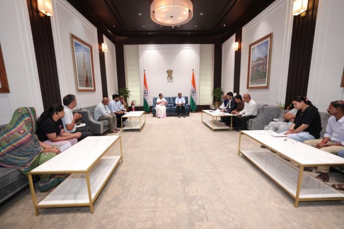 मुख्यमंत्री रेखा गुप्ता पीड़ित परिवारों से मिलती हैं मुख्यमंत्री रेखा गुप्ता पीड़ित परिवारों से मिलती हैं