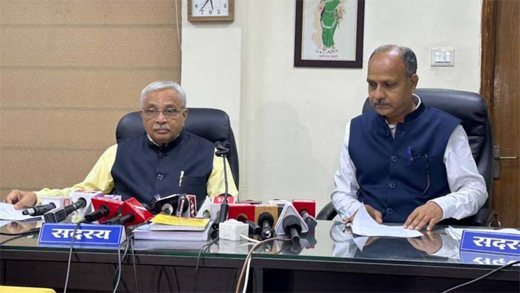 आयोग के कानून सदस्य विनोद गनोदवाले, तकनीकी सदस्य अजय कुमार सिंह पत्रकारवार्ता करते हुए