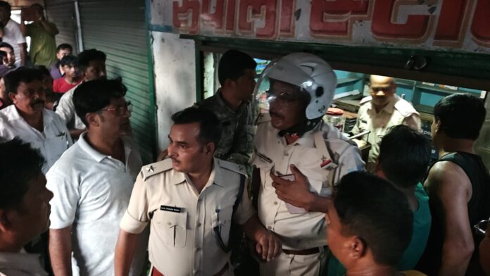 पुलिस थाने का नेतृत्व करते हुए थाना प्रभारी ने संभाला मोर्चा पुलिस थाने का नेतृत्व करते हुए थाना प्रभारी ने संभाला मोर्चा