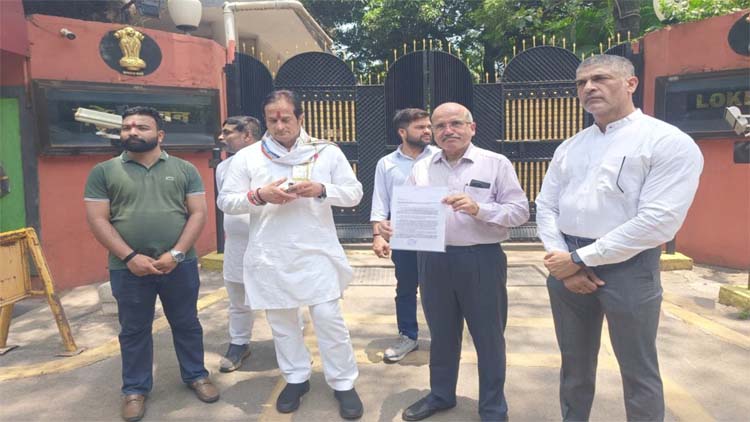 कांग्रेस कार्यकर्ता अस्पतालों में अमानक दवाओं की आपूर्ति के मुद्दे पर राज्यपाल को ज्ञापन सौंपते हैं कांग्रेस कार्यकर्ता अस्पतालों में अमानक दवाओं की आपूर्ति के मुद्दे पर राज्यपाल को ज्ञापन सौंपते हैं