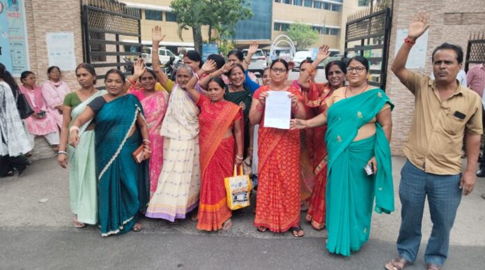 रामनगर बस्ती के निवासियों का उपायुक्त कार्यालय के बाहर जोरदार प्रदर्शन रामनगर बस्ती के निवासियों का उपायुक्त कार्यालय के बाहर जोरदार प्रदर्शन