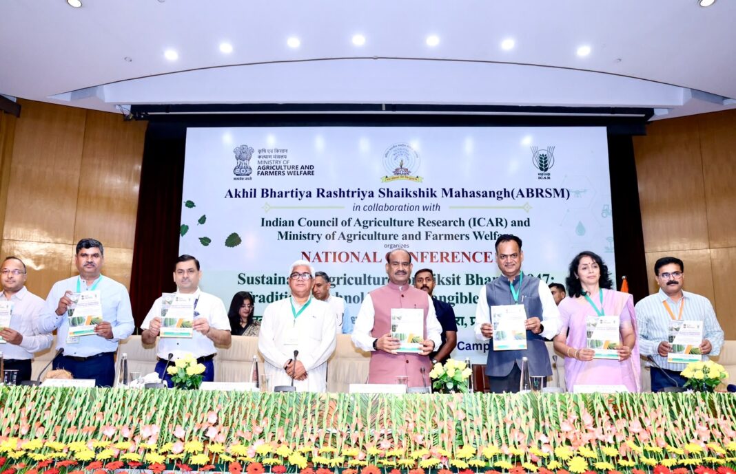 नई दिल्ली में सतत कृषि पर राष्ट्रीय सम्मेलन के उद्घाटन सत्र में लोक सभा अध्यक्ष ओम बिरला। नई दिल्ली में सतत कृषि पर राष्ट्रीय सम्मेलन के उद्घाटन सत्र में लोक सभा अध्यक्ष ओम बिरला।