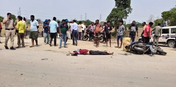 तेज रफ्तार ट्रैक्टर की टक्कर से स्कूटी सवार युवक की दर्दनाक मौत, वाहन खेत में जा घुसा ट्रैक्टर और स्कूटी की टक्कर