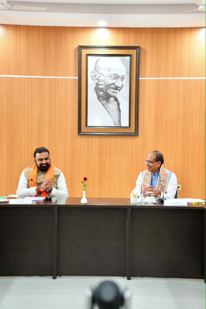 मुख्यमंत्री शिवराज सिंह चौहान की केंद्रीय मंत्री संग बैठक: विकास परियोजनाओं पर हुई चर्चा मुख्यमंत्री शिवराज सिंह चौहान की केंद्रीय मंत्री संग बैठक: विकास परियोजनाओं पर हुई चर्चा