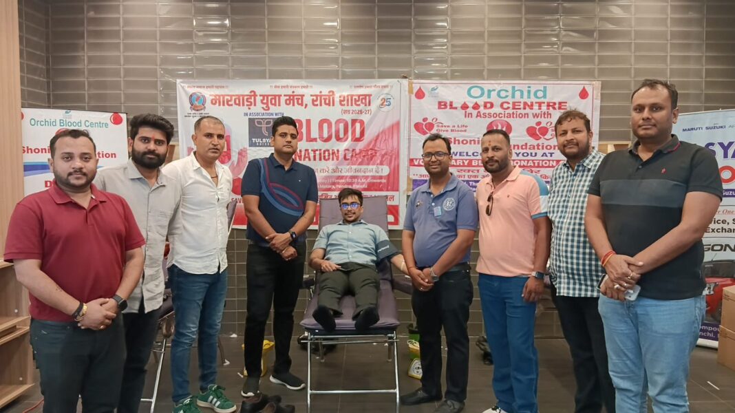 रक्तदान शिविर में शामिल लोगों की तस्वीर