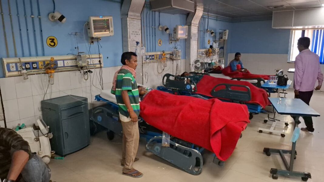 पिता की देखरेख में अस्पताल में भर्ती युवती की सेहत में सुधार